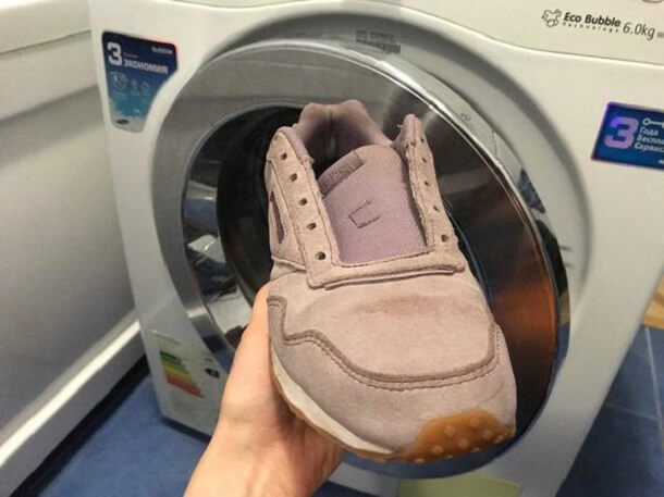 Можно стирать замшевую обувь. Кроссовки в стиральной машине. Замшевые кроссовки в стиральной машине. Стиральная машина для обуви. Замшевые кроссовки после стирки.